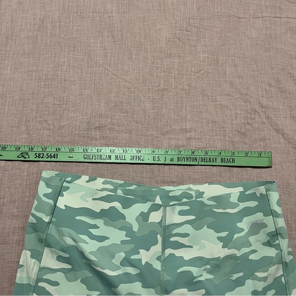 PINK Victoria's Secret sage Green Camouflage Leggings Size XXL Like New Athletic - Picture 7 of 7